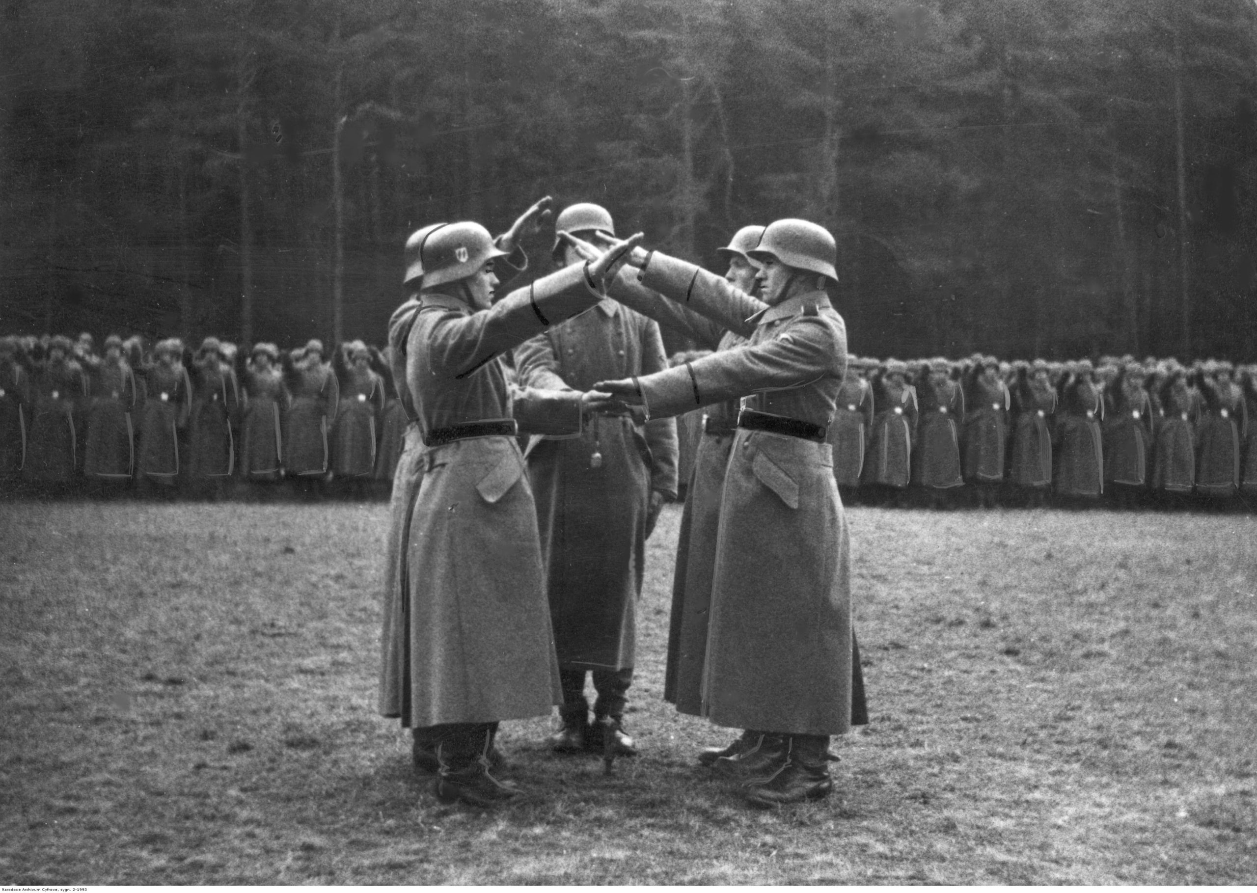 Soldats de la division SS Galicie prêtant serment.